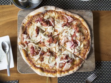 Pizza yakın, üstten görünüm.