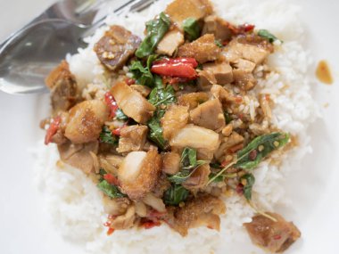 Pirinç gevrek domuz ile tepesinde.