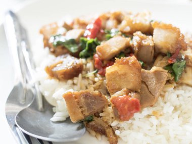 Pirinç gevrek domuz ile tepesinde.