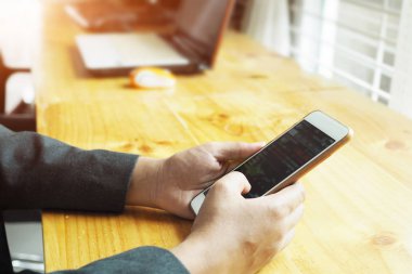 Read cep telefonuyla, ahşap masa arka plan iş kadın.