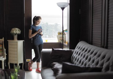 Asyalı kadın sakin ol, gönüllülük ve tipik üstünde hareket eden telefon.