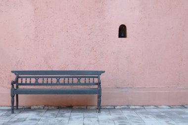 Antika ahşap kanepe, pembe duvar arka plan.