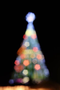 Bulanık ışıkları ile ufuk Noel ağacı