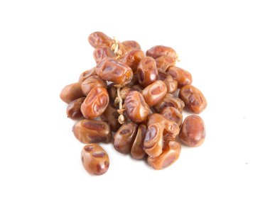 Beyaz arka plan üzerinde izole meyve kurutulmuş tarihleri palmiye.