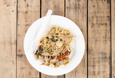  üzerinde beyaz tabak spagetti