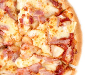 Beyaz arka planda izole edilmiş pizza dilimi.