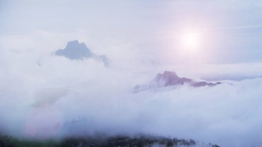 Manzara sis ve bulutlar, dağ arka plan.