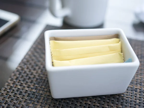 Bolsas de azúcar en la mesa . —  Fotos de Stock