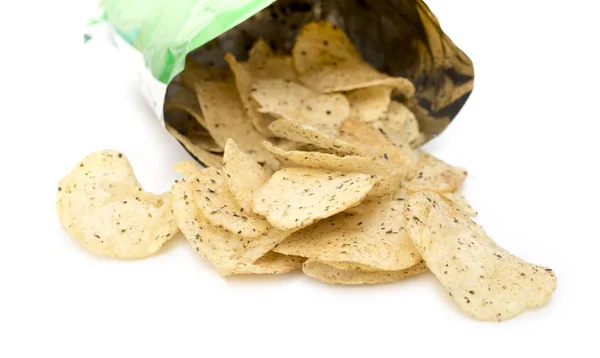 Nyitott táska, burgonya chips elkülöníteni a fehér háttér. — Stock Fotó