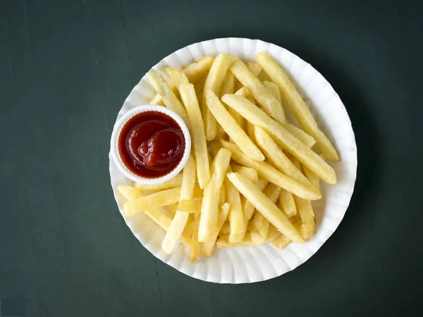 Fermer Pommes de terre frites avec ketchup sur plat blanc . — Photo