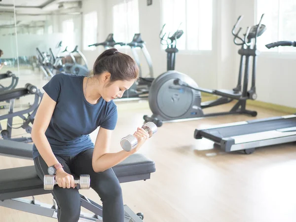 Vikter utbildning, vikter asiatisk kvinna i fitness gym lyft träningspass styrka kroppen — Stockfoto