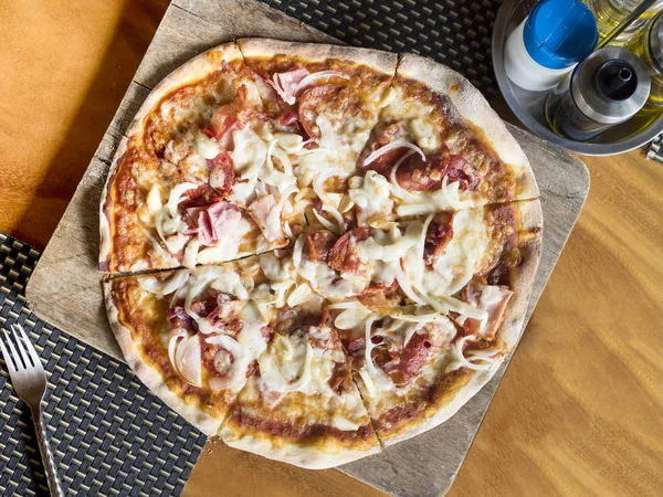 Vista dall'alto di gustosa fetta di pizza con pancetta sul luogo di legno . — Foto Stock