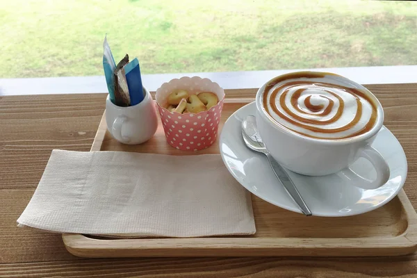 Heißer Latte-Kaffee in weißer Tasse, Gebäckcracker und Zucker — Stockfoto