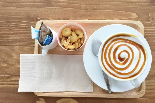 Горячий кофе Латте в чашке белого блюда, печенье крекер и сахар — стоковое фото