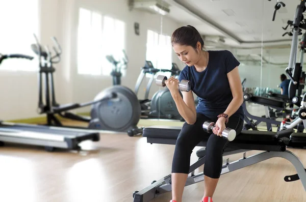 Vikter utbildning, vikter asiatisk kvinna i fitness gym lyft wor — Stockfoto