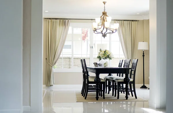 Matbord i lyxhus i elegant dukning. — Stockfoto
