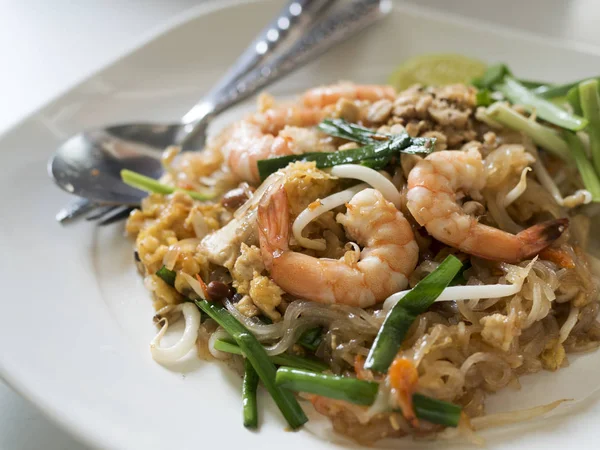 Almohadilla tailandesa, Deliciosos fideos de arroz con camarones de cerca en un plato — Foto de Stock