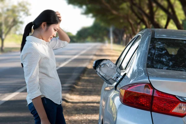 Óleo de carro para baixo e mulher jovem confuso . — Fotografia de Stock