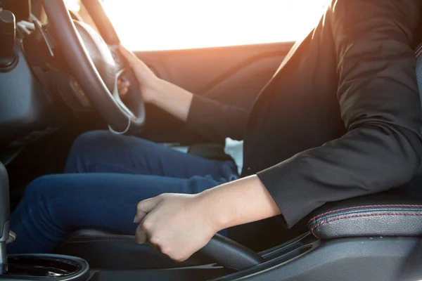 Conductora de negocios tirando del freno de mano en el coche, en el coche atrás — Foto de Stock