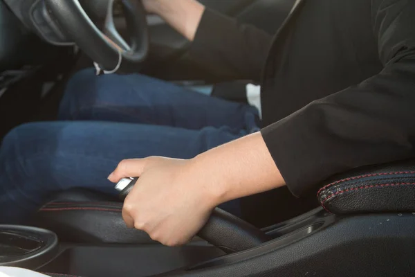 Motorista mulher de negócios puxando o freio de mão no carro, no carro de volta — Fotografia de Stock