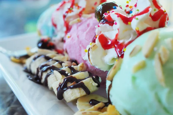 Banana, caramelo e sorvete . — Fotografia de Stock