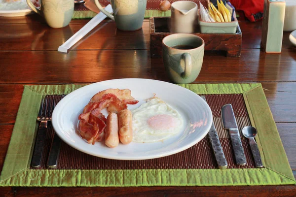 Desayuno inglés con huevos fritos, tocino, salchichas . —  Fotos de Stock