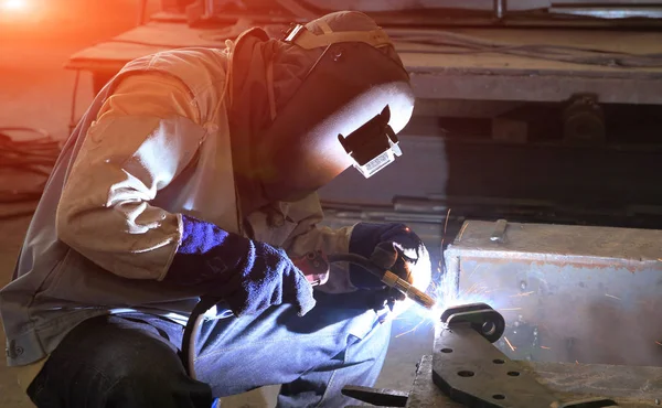 Lavoratore industriale Saldatura e scintille luminose. Lavoro duro — Foto Stock