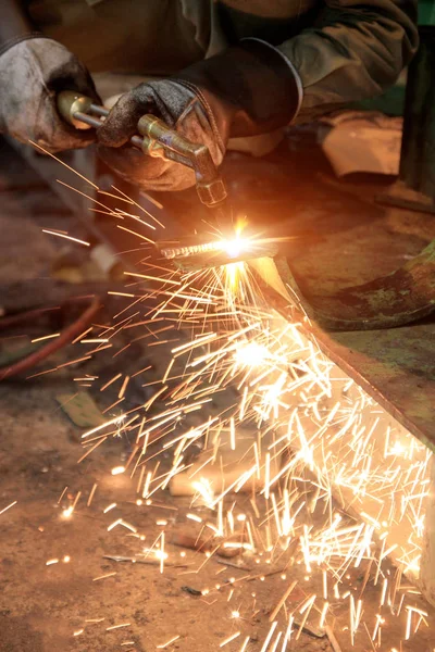 Trabajador en la placa de acero del corte de fábrica usando la antorcha del metal del gas . — Foto de Stock
