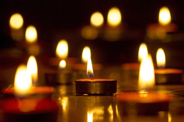 Luce delle candele selezionare messa a fuoco, sfondo nero . — Foto Stock