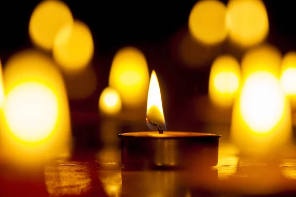 Luce delle candele selezionare messa a fuoco, sfondo nero . — Foto Stock