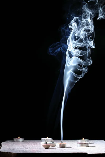 Cono de incienso o goma benjamin con humo abstracto, fondo negro — Foto de Stock