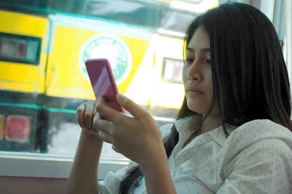 Portret pięknej kobiety za pomocą swojego telefonu komórkowego w kawiarni — Zdjęcie stockowe