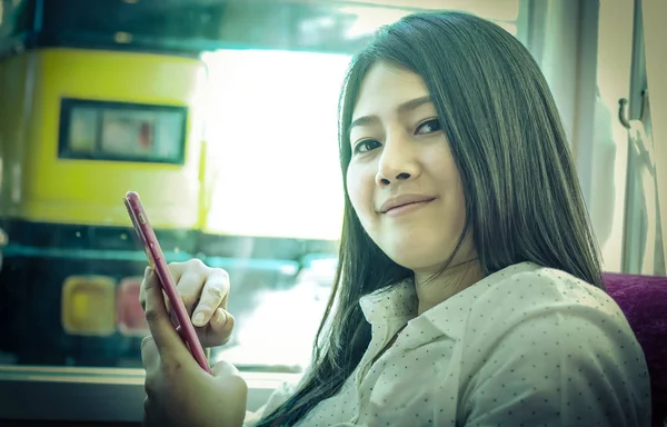 Portret pięknej kobiety za pomocą swojego telefonu komórkowego w kawiarni, Vint — Zdjęcie stockowe