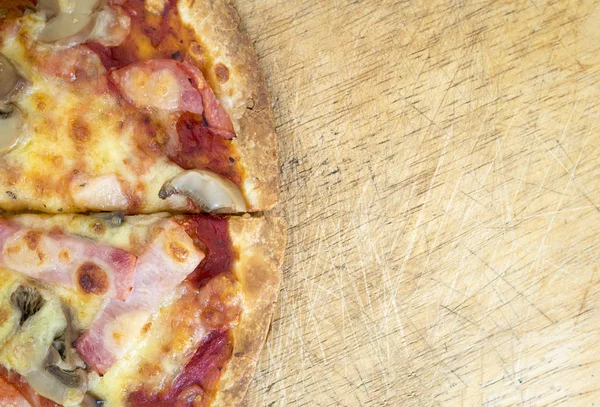 Fetta di pizza su fondo legno . — Foto Stock