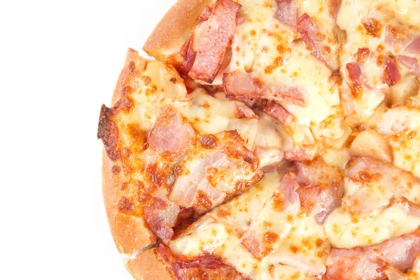 Pizza skiva isolerad på vit bakgrund. — Stockfoto