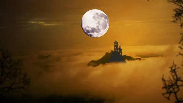 Castillo oscuro con cielo dramático, niebla, árbol, luna llena y nublado —  Fotos de Stock
