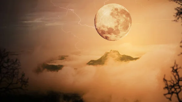 Dramatyczne niebo z drzewa, full moon, mgły, chmury nad górskim, — Zdjęcie stockowe