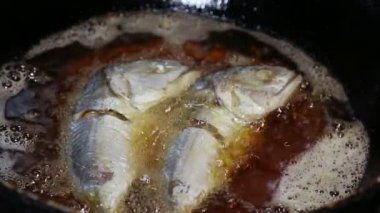 Sıcak yağda kızartma uskumru