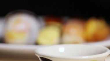 Suşi yemek çubukları tutmak ve sosu daldırma Japon yemekleri.