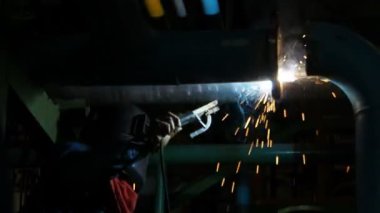 Endüstriyel bir tesisi üzerinde kaynak sanayi işçileri.