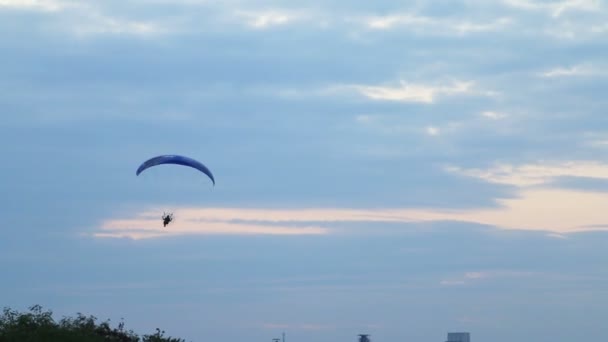 Paraglider med blå himmel bakgrund. — Stockvideo