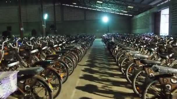 Un parking est densément rempli de vélos — Video