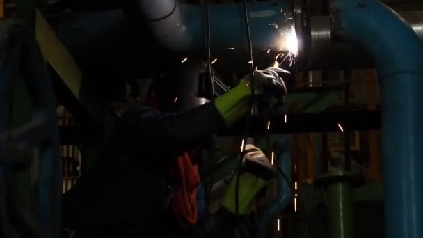 焊接在工业装置上的工业工人。慢动作. — 图库视频影像