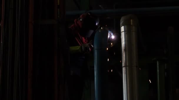 Industrial workers welding on an industrial plant. Slow motion. — Stock Video