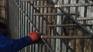 İnşaat işçisi bağlanmak takviye deforme tel binding ile bar.