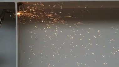 Sanayi işçisi kesim çelik metal meşale, 60 fps kullanarak.