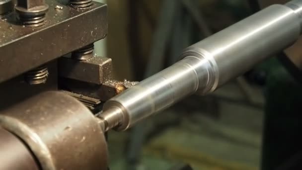 Průmyslové dělníky řezání oceli pomocí kovových pochodeň, pomalý pohyb. — Stock video