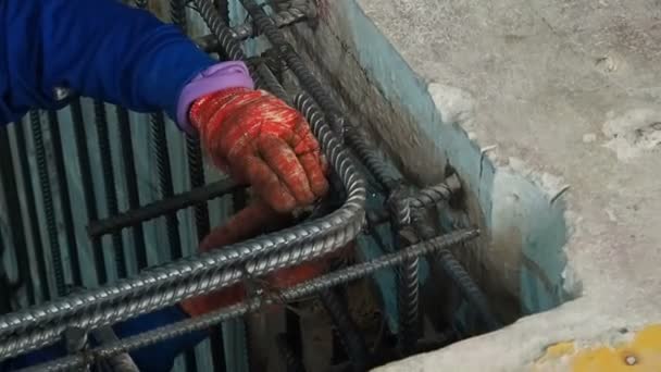 Construction worker connect reinforcement deform bar with binding wire. — Stock Video