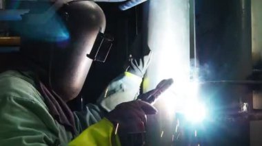 Endüstriyel bir tesisi üzerinde kaynak sanayi işçileri.