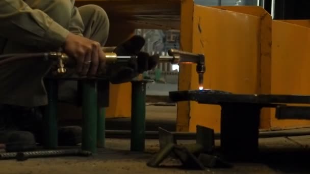Trabajador industrial de corte de acero mediante el uso de la antorcha de metal, 60 fps . — Vídeos de Stock
